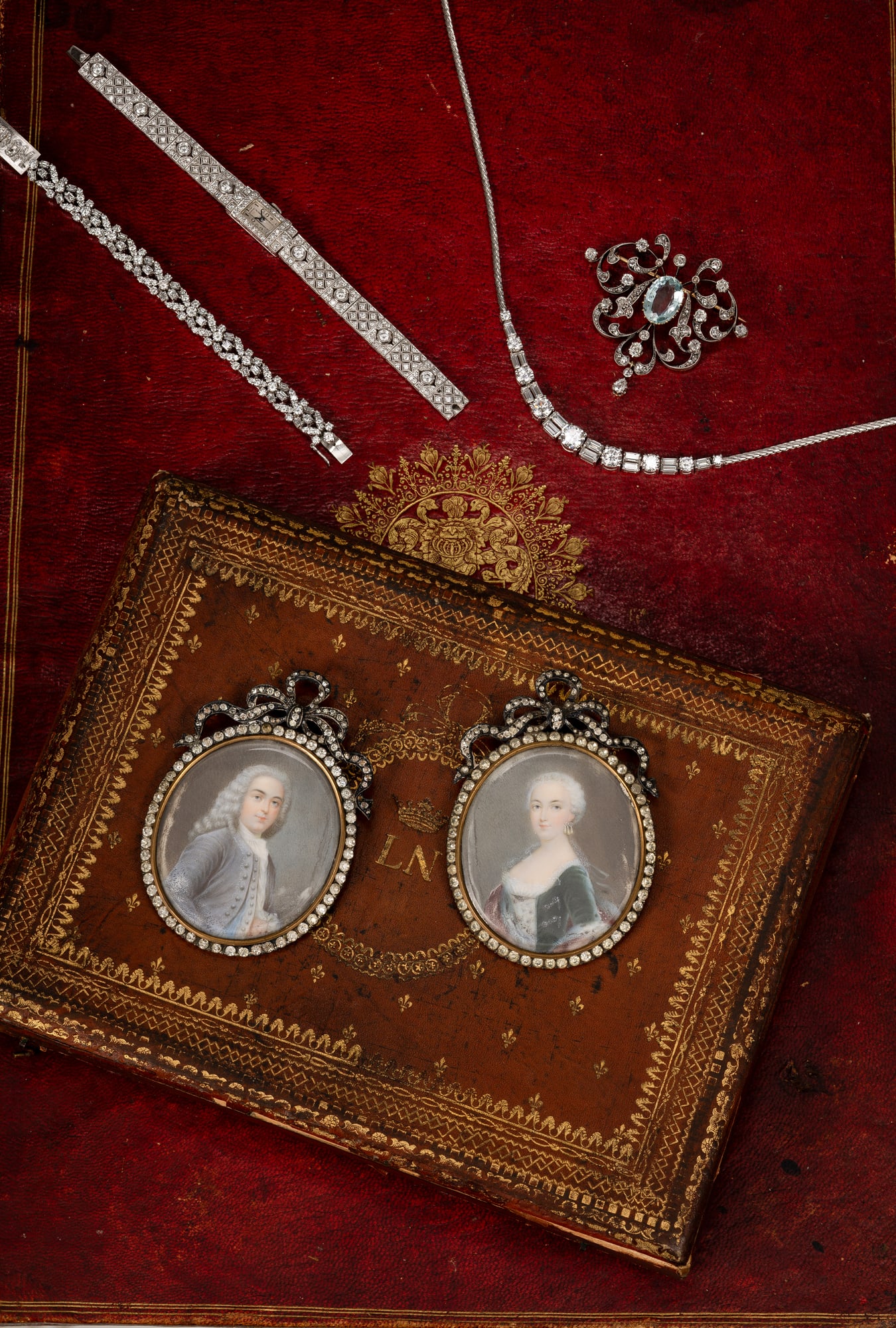 Schmuck mit Diamanten und ein Paar Portraitminiaturen im Lederetui