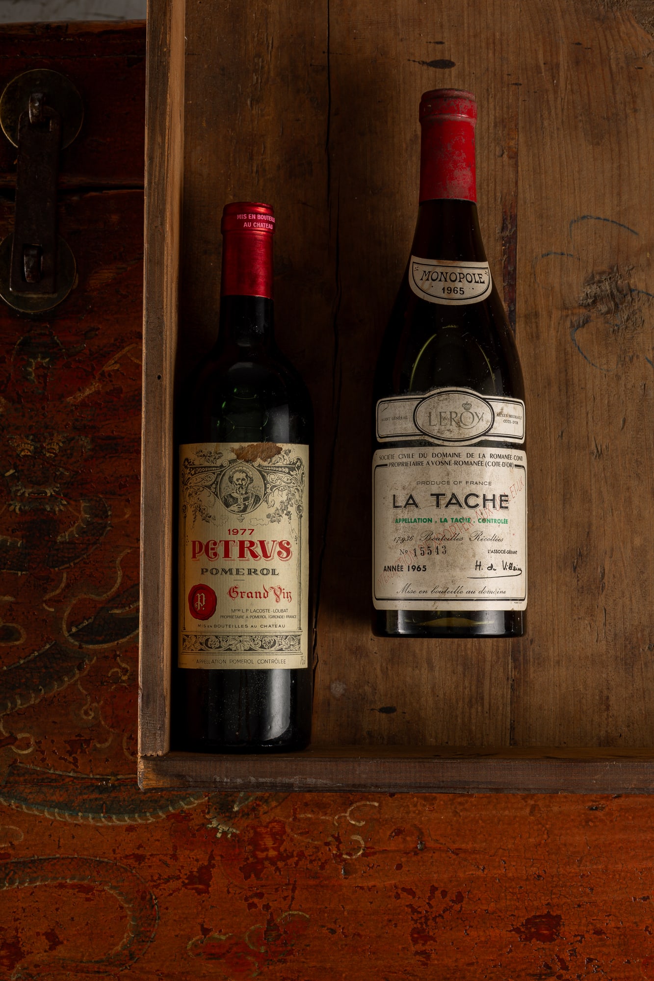 Eine Flasche Petrus 1977 und eine Flasche La Tâche 1965 in einer Holzkiste