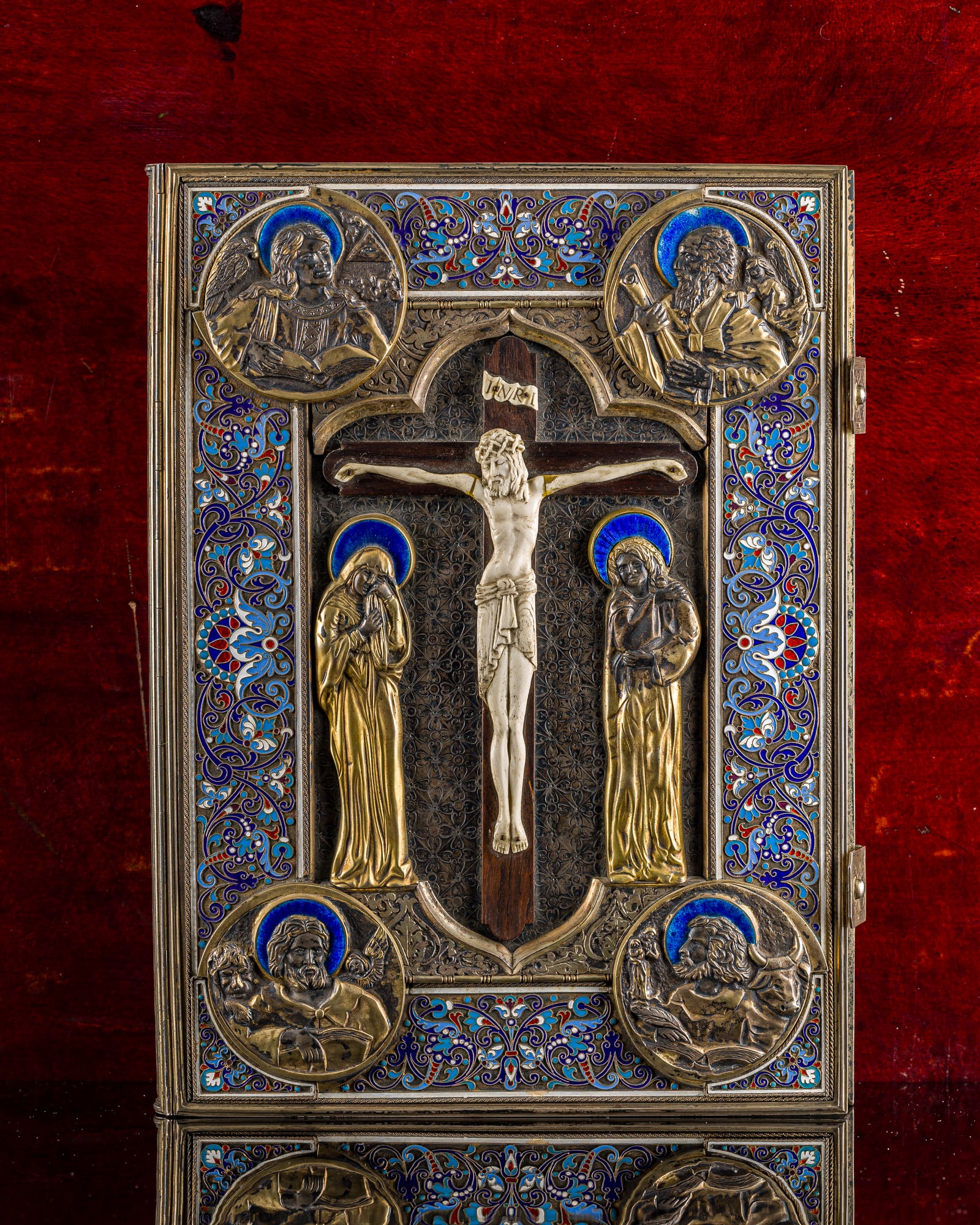 Bibeleinband aus Silber mit farbigem Email, Kreuzigung und vier Evangelisten, Moskau