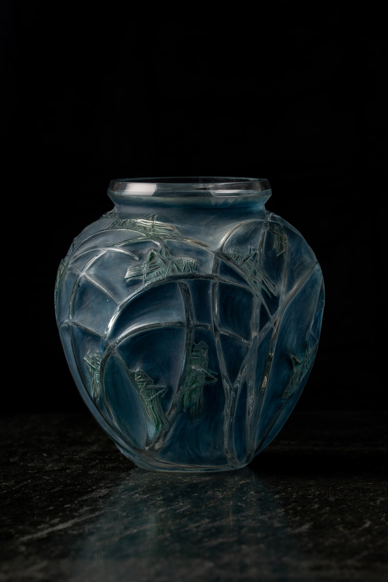Vase «Sauterelles» von René Lalique, blau-grün patiniertes Glas mit Heuschrecken