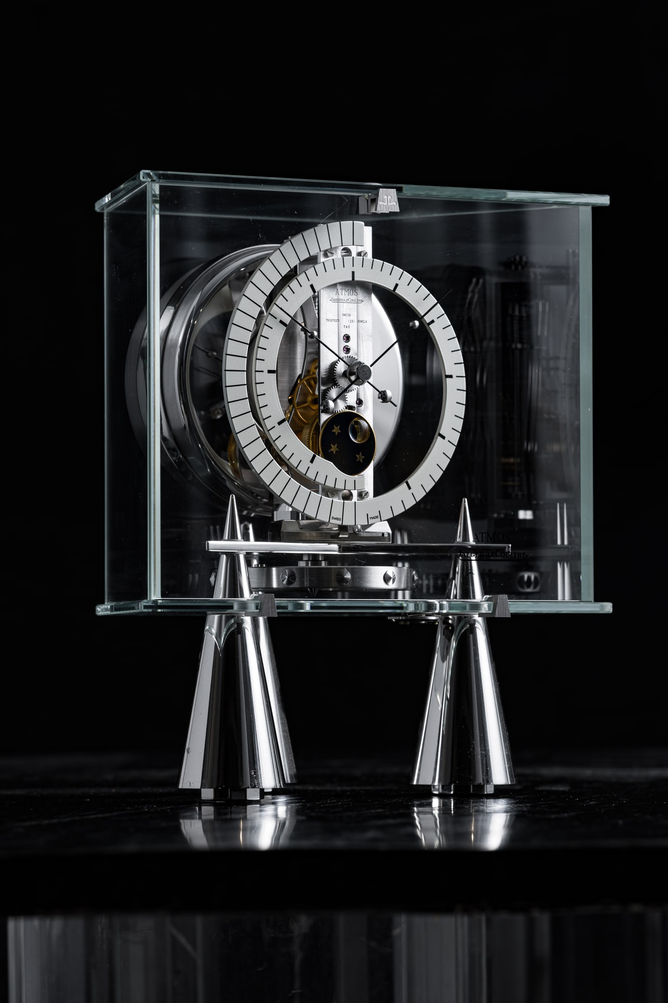 Tischuhr Jaeger-LeCoultre Atmos Atlantis im Glasgehäuse auf kegelförmigen Füssen